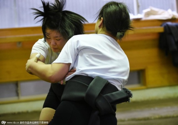Phụ nữ Nhật Bản tập môn vật sumo