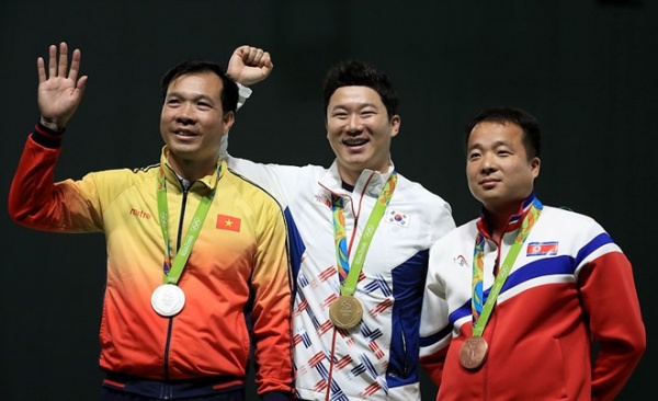 Hoàng Xuân Vinh gây ấn tượng mạnh với tấm HCB Olympic