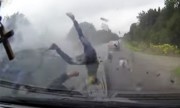 Bốn người bay khỏi xe khi ôtô đâm nhau