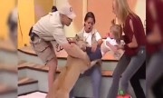 Sư tử nhe răng cắn em bé trong show truyền hình trực tiếp