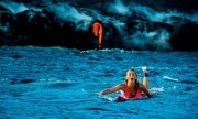 Mỹ nhân mặc bikini lướt sóng cạnh núi lửa phun trào