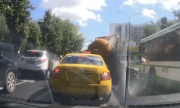 Xe hút bể phốt phát nổ giữa đường phố thủ đô Nga
