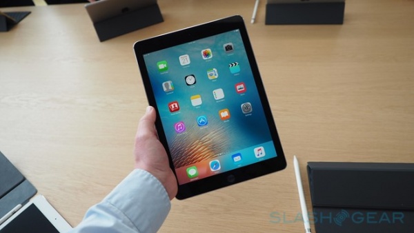 Apple ra mắt iPad Pro 9,7 inch giá từ 599 USD