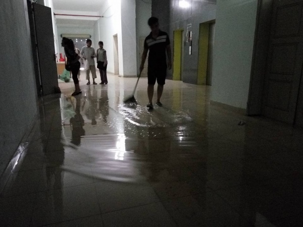 Hà Nội: Chung cư vỡ bể nước trên tầng thượng, thang máy “tê liệt”