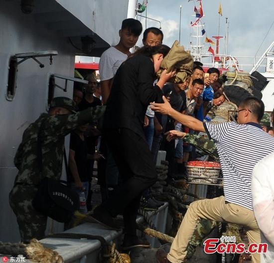 Nữ du khách Trung Quốc sống sót kì diệu sau hơn 38 giờ lênh đênh trên biển