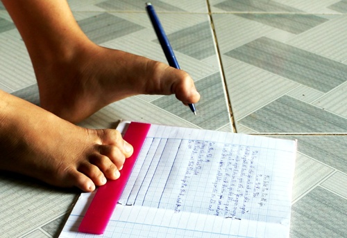 Nữ sinh lớp 4 viết chữ bằng chân mơ ước làm cô giáo