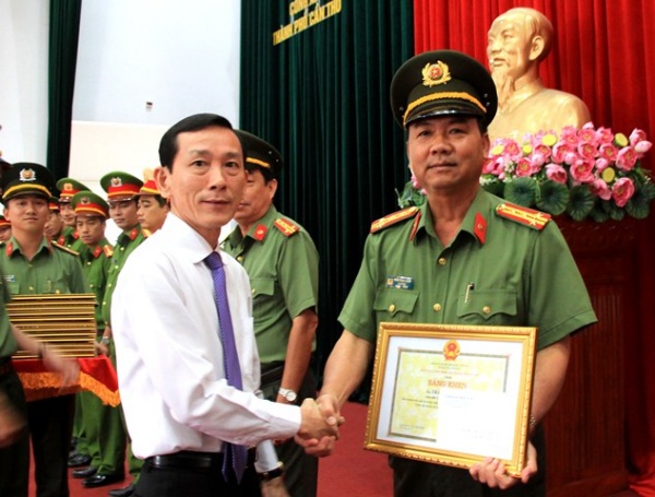 Chủ tịch TP Cần Thơ khen thưởng công an vụ bắt băng “siêu” trộm vàng đường sông