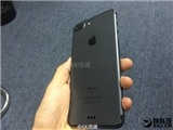 iPhone 7 Plus phiên bản màu đen khoe dáng