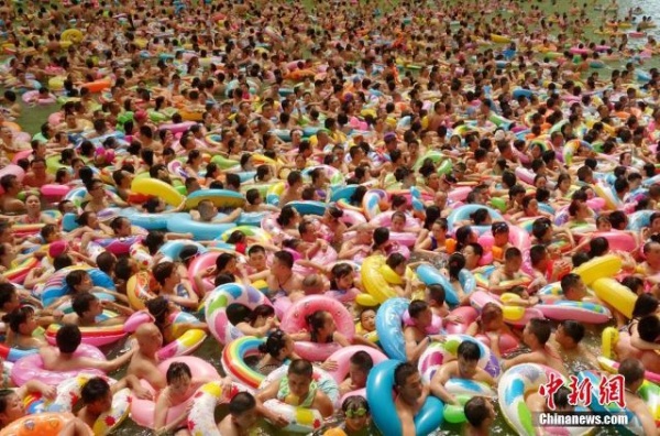 Nóng bức, "Biển chết" của Trung Quốc đặc kín người