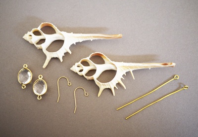 Khuyên tai handmade từ vỏ sò mang đậm chất biển