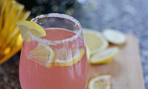 Cocktail chanh màu hồng phấn cực hấp dẫn