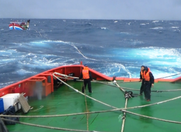 Tàu hỏng máy, 13 thuyền viên gặp nạn ở vùng biển Trường Sa