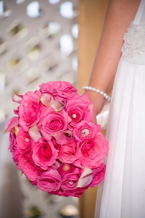 Cách bó hoa hồng tròn cầm tay cô dâu đơn giản mà đẹp