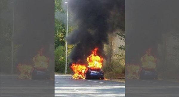 Xe Tesla bất ngờ bốc cháy khi đang chạy thử