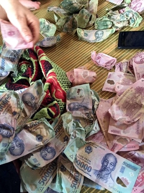 Hưng Yên: Đi toi 30 triệu đồng vì nhờ con gái sấy tiền cho khô