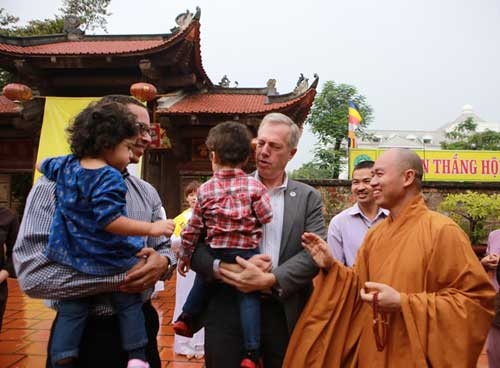 Đại sứ Mỹ đội mưa lên chùa làm lễ Vu Lan