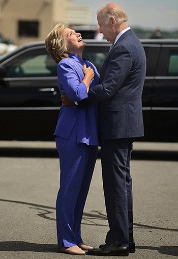 Bà Clinton ngượng nghịu vì bị phó tổng thống Mỹ ôm