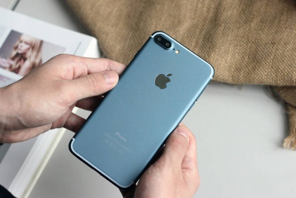 Cận cảnh iPhone 7 Plus bản màu xanh đẹp khó có thể cầm lòng
