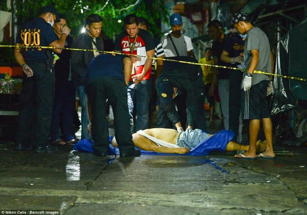 Xác người ngổn ngang sau cuộc chiến chống ma túy đẫm máu ở Philippines