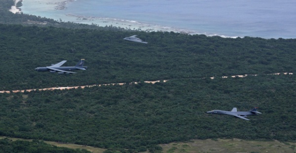 Bộ ba máy bay ném bom chiến lược của Mỹ lần đầu phô diễn ở Biển Đông