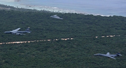 Oanh tạc cơ B-1, B-2, B-52 cùng phô trương sức mạnh trên Biển Đông