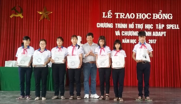 Trao học bổng Đông Tây hội ngộ cho học sinh nghèo TP Huế