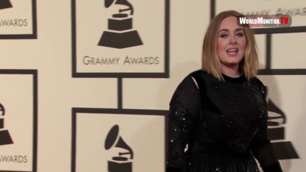 Adele gây sốc khi lộ mặt “mộc”
