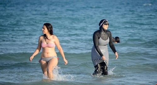 10 phụ nữ bị cấm tắm biển ở Pháp vì mặc đồ bơi kiểu Hồi giáo