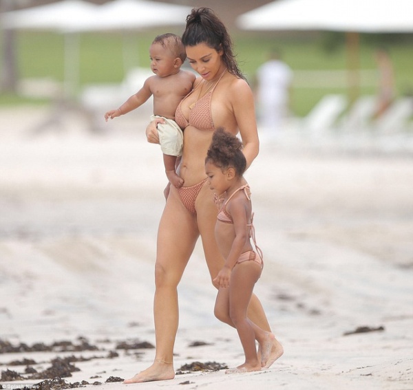 Kim Kardashian đưa hai con đi biển