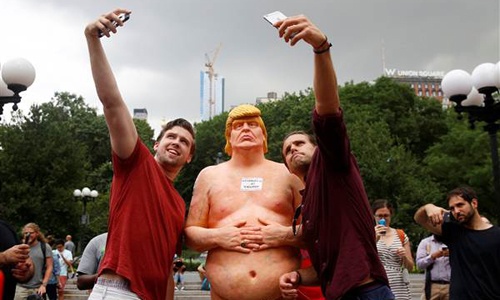 Tượng Donald Trump khỏa thân gây náo loạn New York