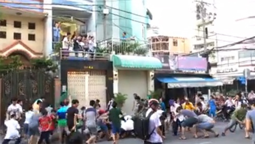 Hàng trăm người tranh nhau nhặt tiền cúng cô hồn ở Sài Gòn