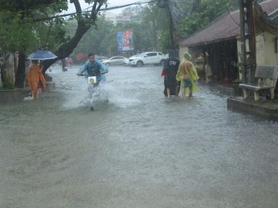 Hà Nội: Bão Thần Sét gây mưa lớn, phố thành sông