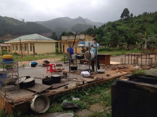 Mượn nhà rông dạy học vì phòng học bị mưa lốc làm hư hại