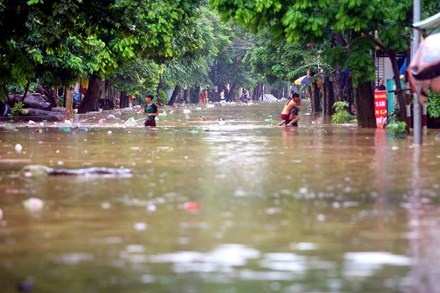 TP Yên Bái ngập sâu trong biển nước sau bão số 3