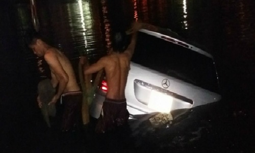 Xe sang Mercedes lao xuống hồ Hà Nội trong bão Dianmu