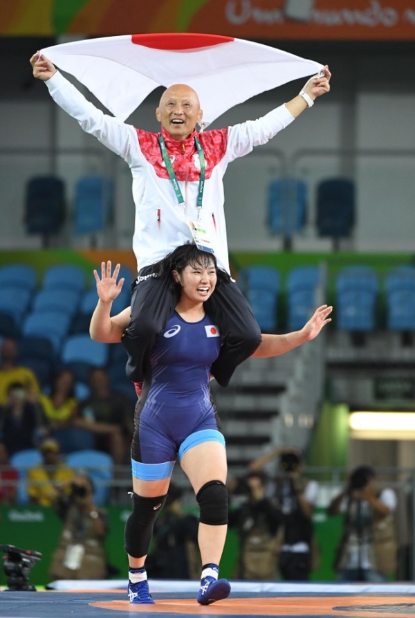 Nữ đô vật Nhật Bản cõng HLV nam để ăn mừng HCV Olympic