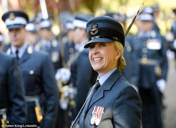 Nữ sĩ quan Anh gửi nhầm ảnh ngực trần cho hàng nghìn học viên