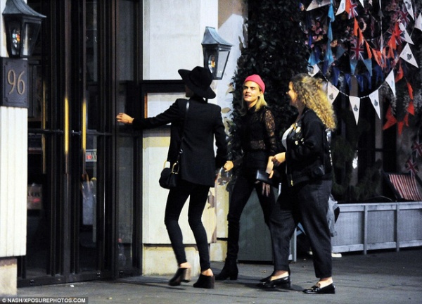 Hậu ly dị Johnny Depp, Amber Heard "quẩy" tưng cùng bạn bè