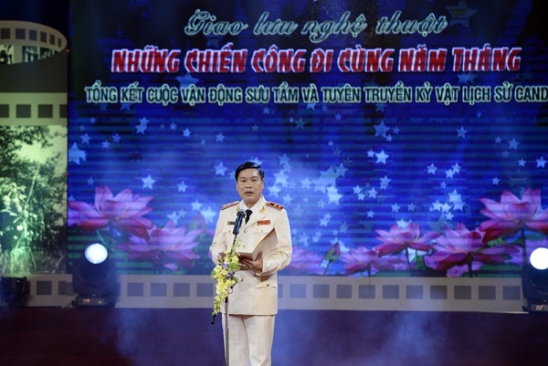 NSƯT Việt Hoàn da diết khúc hát ngợi ca chiến sĩ công an nhân dân
