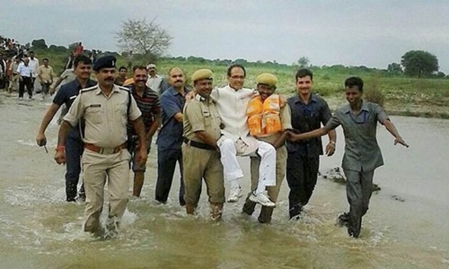 Quan chức Ấn Độ bị chế giễu vì được khiêng qua chỗ ngập