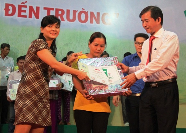 Bình Định: Trao học bổng tiếp sức cho con nhà nông đến trường