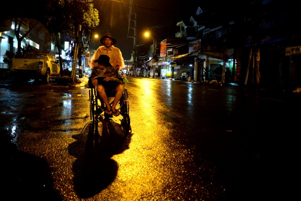 Những phận người nghèo trong đêm mưa Sài Gòn