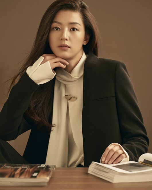 ‘Mợ chảnh’ Jun Ji Hyun sang trọng trong loạt ảnh mới