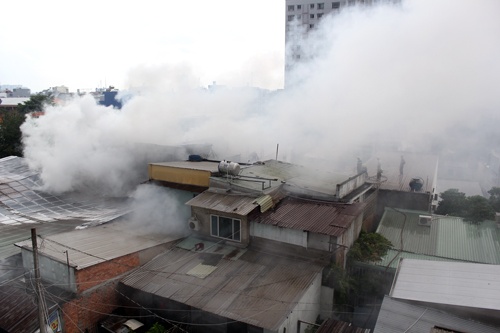 Cháy kho giấy, đe doạ nhiều nhà dân ở Sài Gòn