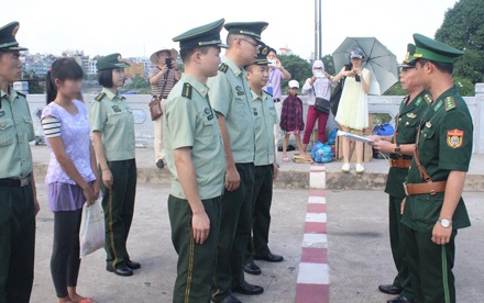Đón về nước thiếu nữ Việt bị lừa bán qua biên giới Trung Quốc
