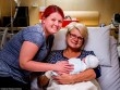 Xúc động câu chuyện người mẹ 46 tuổi tình nguyện mang thai hộ con gái bị bệnh bạch cầu