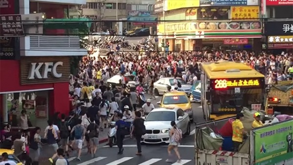 Kinh hoàng cảnh dân Đài Loan rầm rập ra đường bắt Pokémon hiếm