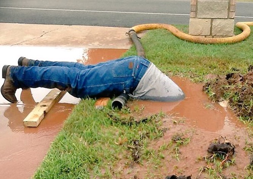 Nhân viên Mỹ vục mặt trong bùn sửa đường ống nước