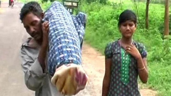 Ấn Độ: Người đàn ông nghèo vác xác vợ đi bộ 12 km