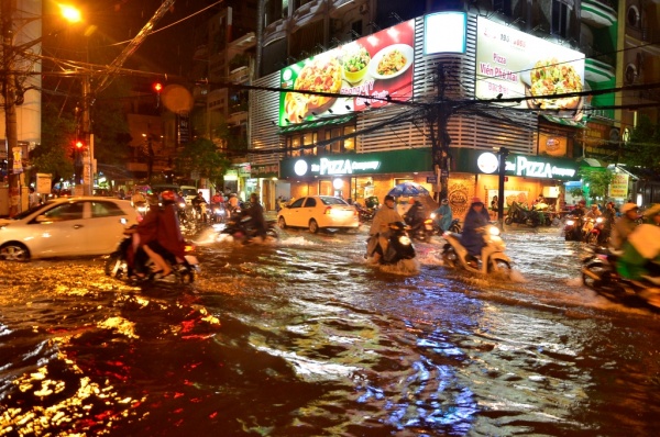 Đường phố Sài Gòn ngập khủng khiếp, dân "không thấy đường" về nhà